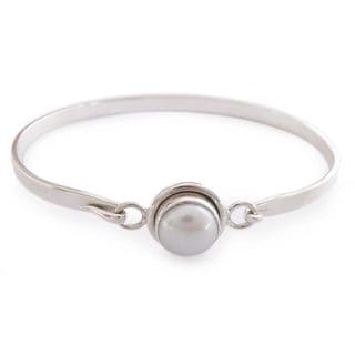 Sterling Silver 'Aesthetic Moon' Pearl Bracelet (10 mm) (India)