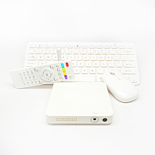 EZTV3 Bundle 3 4K/ 3D/ HDTV Box with Internet/ Video Streaming