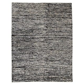 Hand-woven Nature White/ Black Rug (5'6 x 7'10)