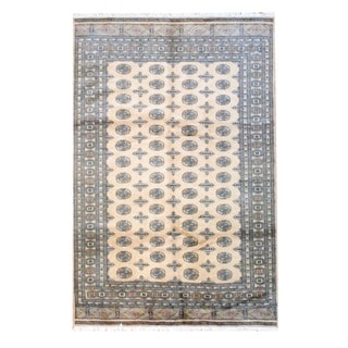 Pakistani Bokhara Hand-knotted Beige/ Black Wool Rug (6' x 9')