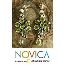 Handcrafted Sterling Silver 'Daisies' Peridot Jewelry Set (India)