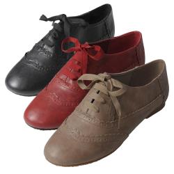 Journee Collection Women's 'Vabene-16' Faux Leather Wingtip Flats