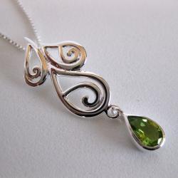 Sterling Silver Teardrop Peridot Necklace (Thailand)
