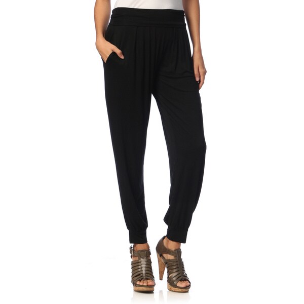 white jogger pants women's outfit