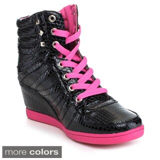 Shop top-rated women s tennis shoes from DICK S Sporting Goods. Shop women s tennis shoes from adidas and Nike to select the tennis shoes that match your