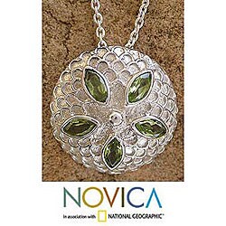 Peridot 'Chrysanthemum Star' Necklace (India)