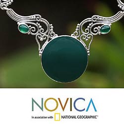 Sterling Silver 'Ivy Moon' Green Agate Necklace (Indonesia)
