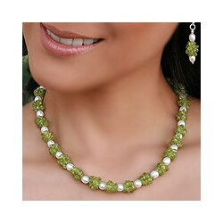 Silver 'Marshmallow and Lime' Pearl/ Peridot Necklace (India)