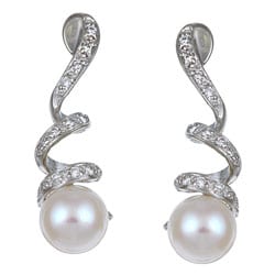 14k Gold White Akoya Pearl and 1/5ct TDW Diamond Earrings (7-7.5 mm) (H-I, I1-I2)