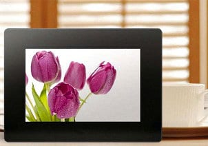 Digital photo frame picturing flowers