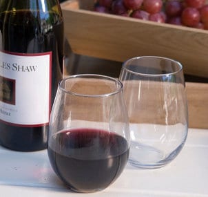 Elegant stemless wine glasses with red wine