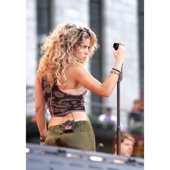 Shop Shakira On Stage For Abc Good Morning America Summer Concert Series With Shakira Bryant Park New York Ny June 03 2005 Photo By F Overstock 24406225