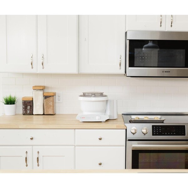 Bosch MUM6N10UC Universal Plus 800 Watt, 6.5 Quarts Stand Mixer,with Bowl Scraper, and Cake 