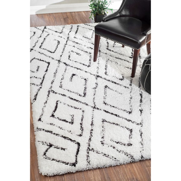 nuLOOM Handmade Plush Moroccan Trellis White Shag Rug (76 x 96)