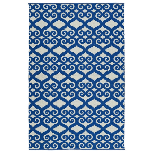 Indoor/Outdoor Laguna Ivory and Navy Scroll Flat-Weave Rug (5'0 x 7'6) - 5' x 7'6"