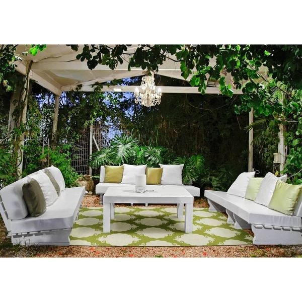 Indoor/Outdoor Laguna Wasabi Medallions Flat-Weave Rug (5'0 x 7'6) - 5' x 7'6"