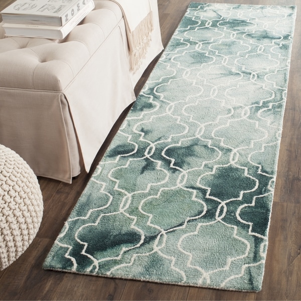 Safavieh Handmade Dip Dye Watercolor Vintage Green/ Ivory Wool Rug (2'3 x 6')