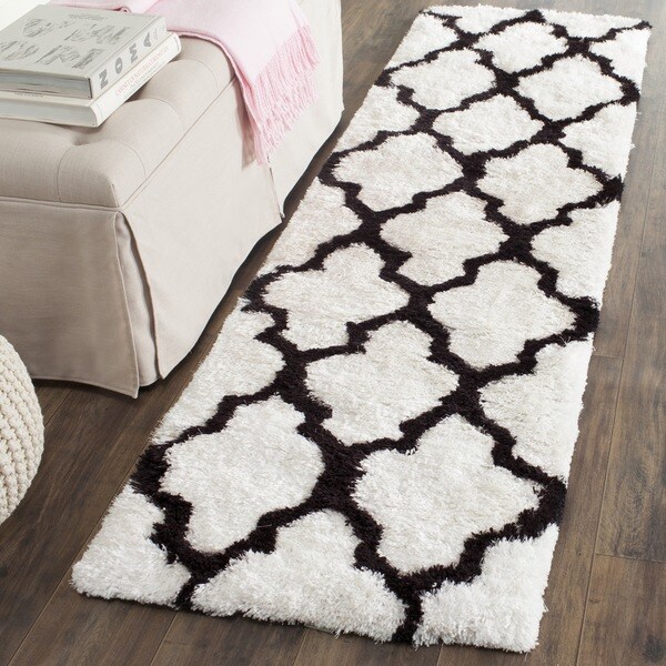 Safavieh Handmade Barcelona Shag White/ Black Trellis Polyester Rug - 2'3 x 7'