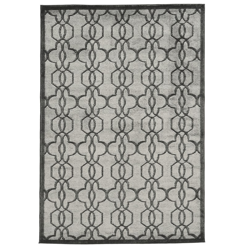 Linon Iron Gate Quatrefoil Area Rug
