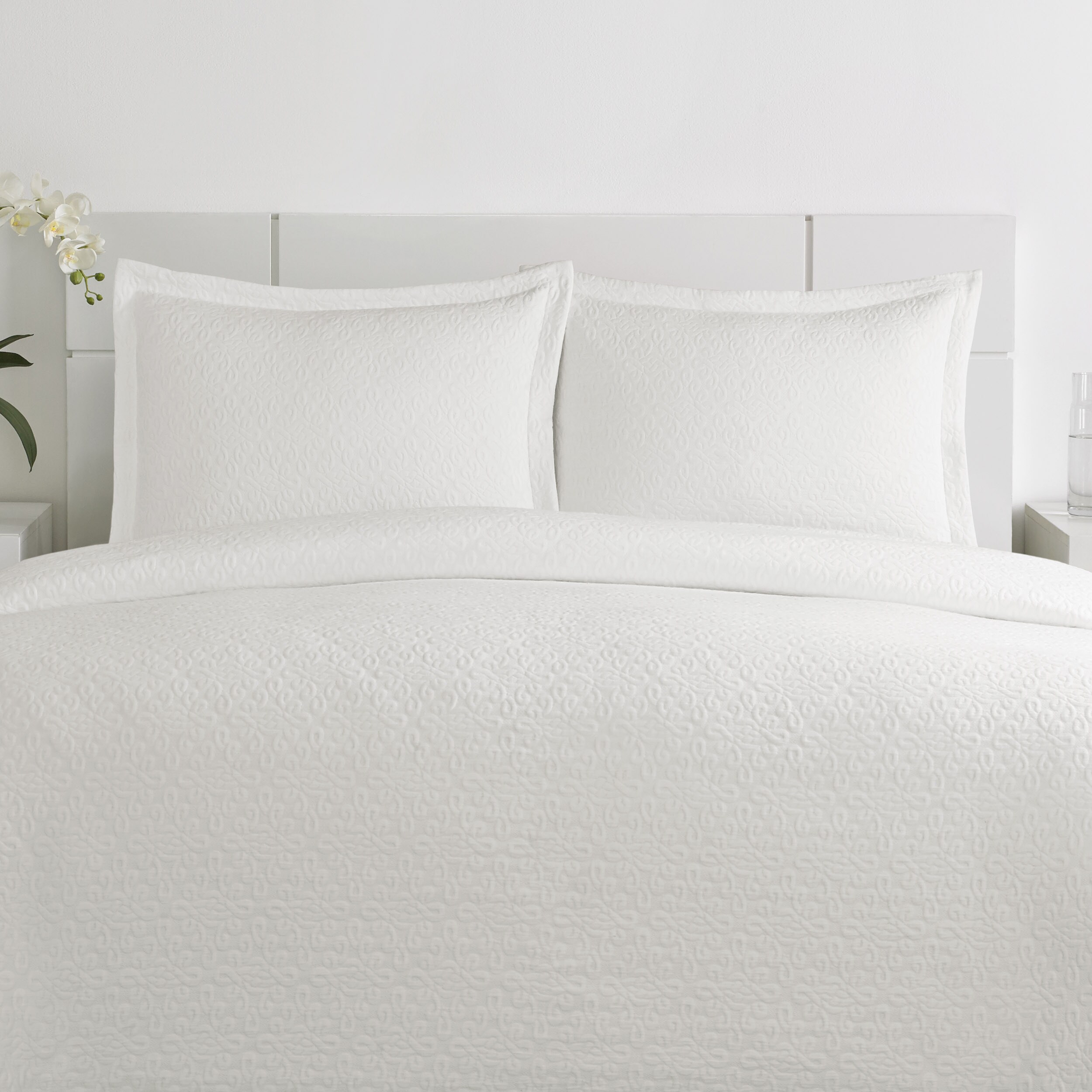 Shop Vera Wang Love Knots Matelasse White Cotton 3 Piece Coverlet