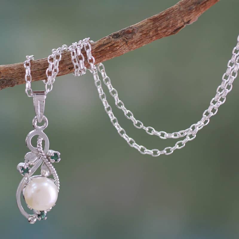 Handmade Sterling Silver 'Romantic' Pearl Emerald Necklace (10 mm) (India)