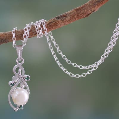 Handmade Sterling Silver 'Romantic' Pearl Emerald Necklace (10 mm) (India)
