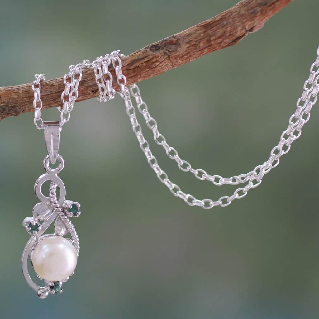 Handmade Sterling Silver 'Romantic' Pearl Emerald Necklace (10 mm) (India)