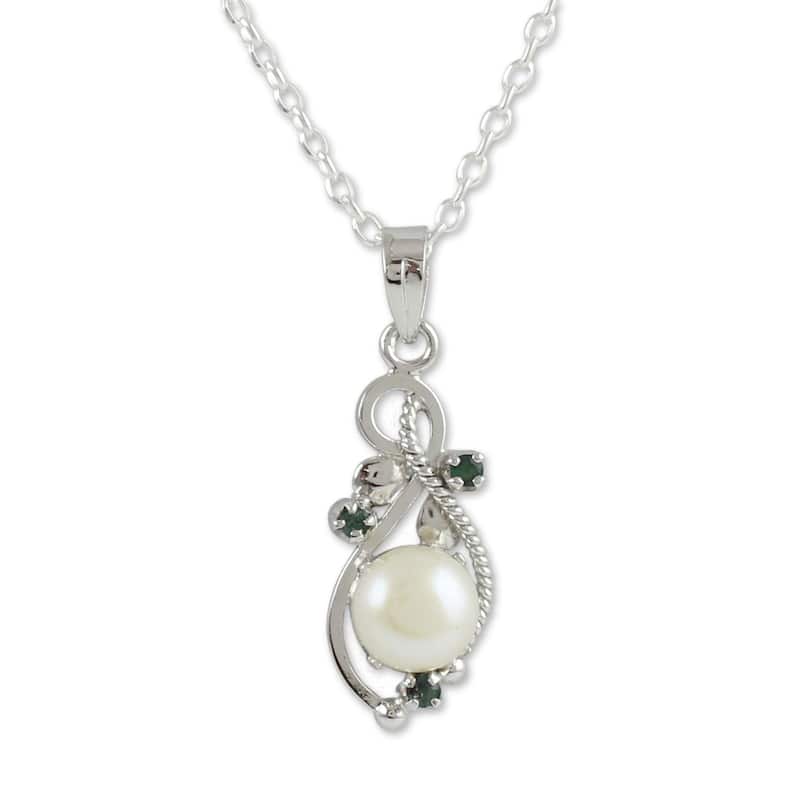 Handmade Sterling Silver 'Romantic' Pearl Emerald Necklace (10 mm) (India)
