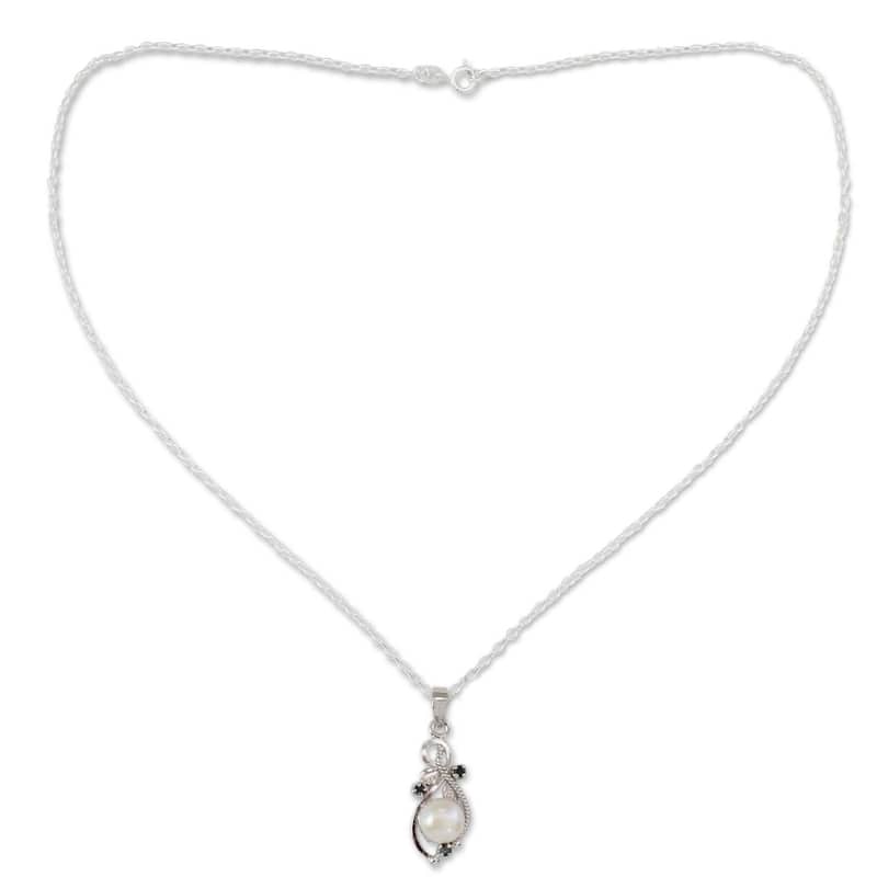 Handmade Sterling Silver 'Romantic' Pearl Emerald Necklace (10 mm) (India)