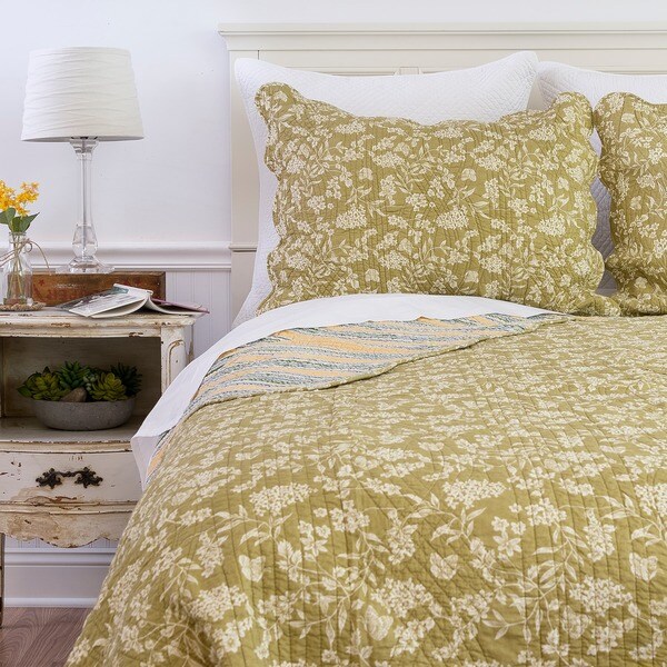 Green Toile Reversible Quilt (Shams Not Included)