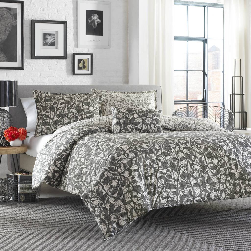 City Scene Layla 4-piece Comforter Set with Bonus Decorative Pillow
