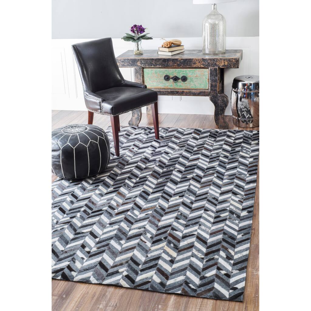 Nuloom Geometric Black Handmade Modern Patchwork Cowhide Chevron Leather/ Felt Area Rug