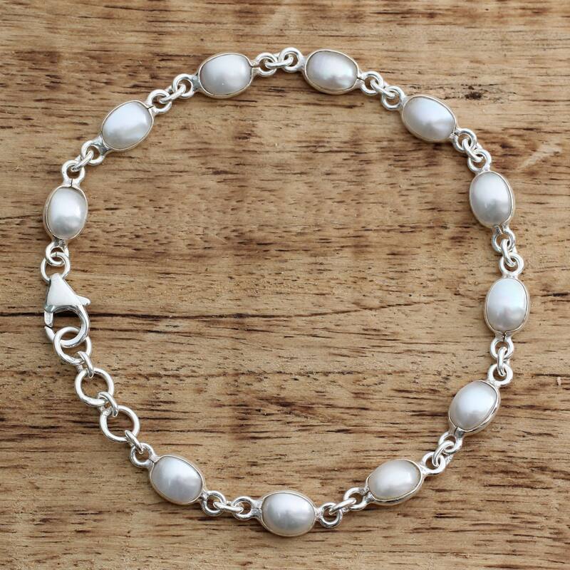 Handmade Romantic Aura Freshwater Pearl Adjustable Bracelet (India)