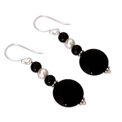 Handmade Sterling Silver 'Midnight Kisses' Onyx Pearl Earrings (5.5 mm) (India)