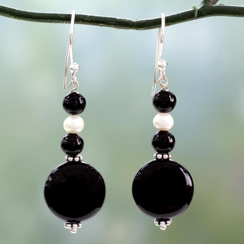 Handmade Sterling Silver 'Midnight Kisses' Onyx Pearl Earrings (5.5 mm) (India)