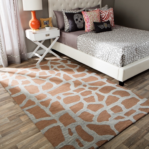 Andrew Charles Snow Leopard Collection Giraffe Light Grey Area Rug (5' x 8') - 5' x 8'