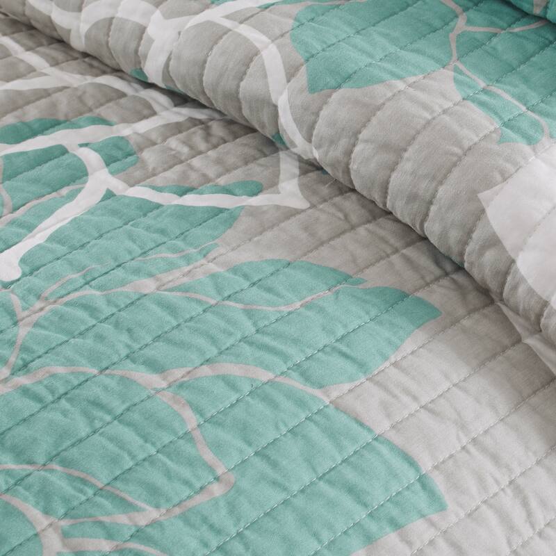 Madison Park Brianna Aqua 6 Piece Printed Cotton Quilt Set with Throw Pillows
