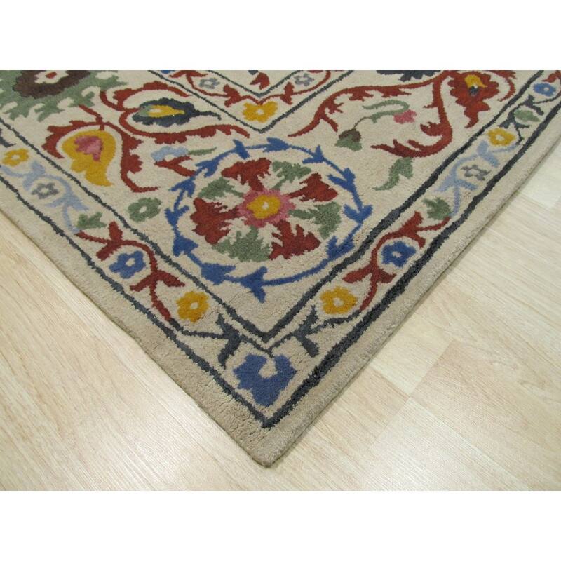Hand-Tufted Wool Ivory Transitional Floral Rug - Timeless Elegance and Modern Charm