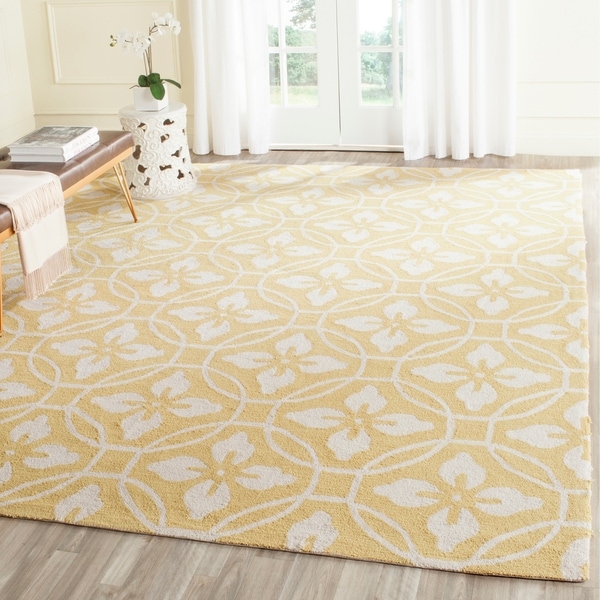 Safavieh Hand-Hooked Four Seasons Gold/ Ivory Polyester Rug - 8' x 10'