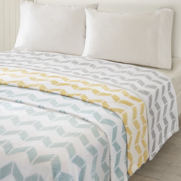 Intelligent Design Chevron Plush Blanket 3-Color Option