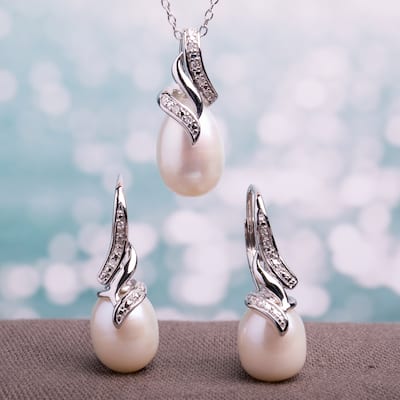 Miadora Sterling Silver Freshwater Cultured Pearl and 1/10ct TDW Diamond Earrings and Necklace - White