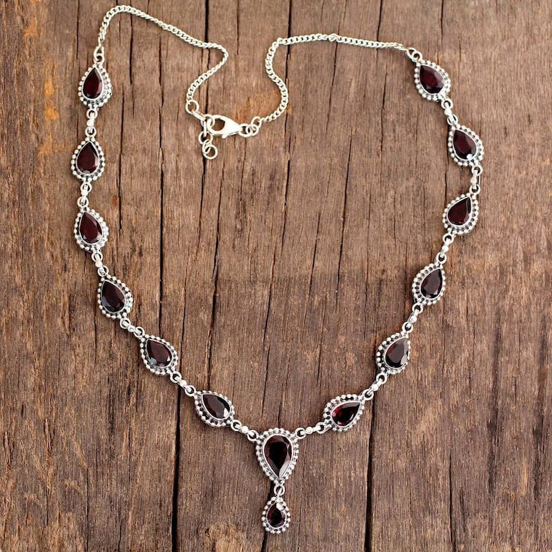 Handmade Sterling Silver 'Halo of Beauty' Garnet Necklace (India) - 7'6" x 9'6"