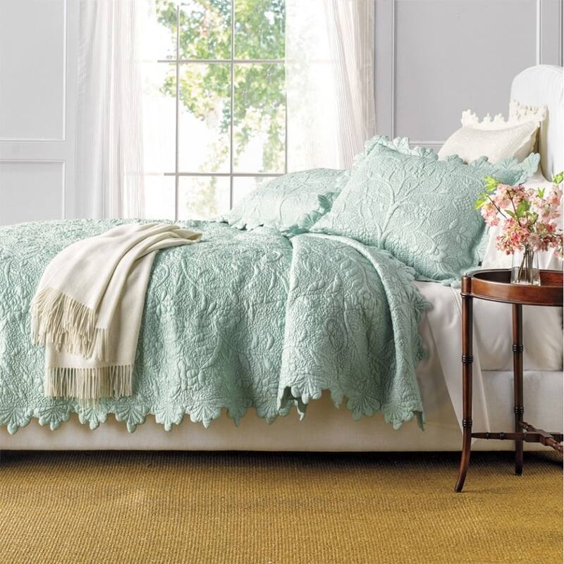 Victorian Aleah Scalloped Quilt - Queen