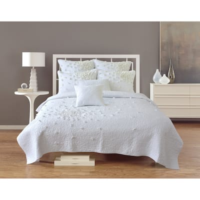 Nostalgia Home Petals White Quilt