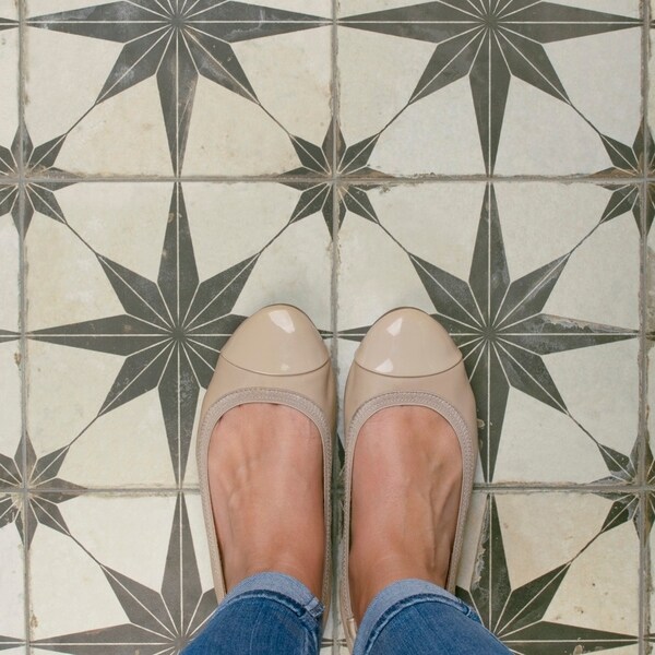SomerTile 17.63x17.63-inch Royals Estrella Nero Ceramic Floor and Wall Tile (11.02 sqft./case)