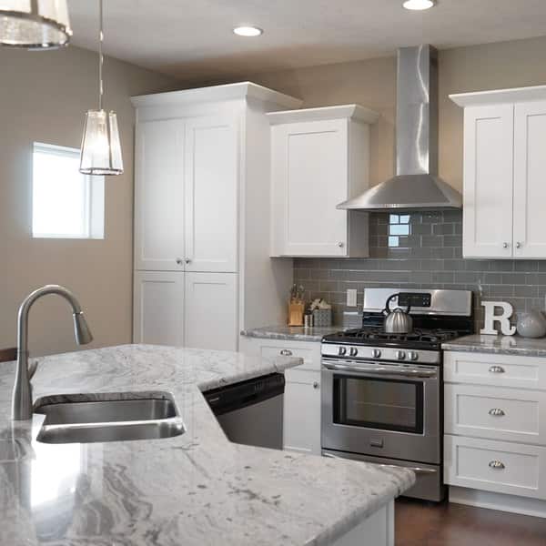 Everyday Cabinets 27 Inch White Shaker Diagonal Corner Everyday Cabinets 27 Inch White Shaker Diagonal Corner