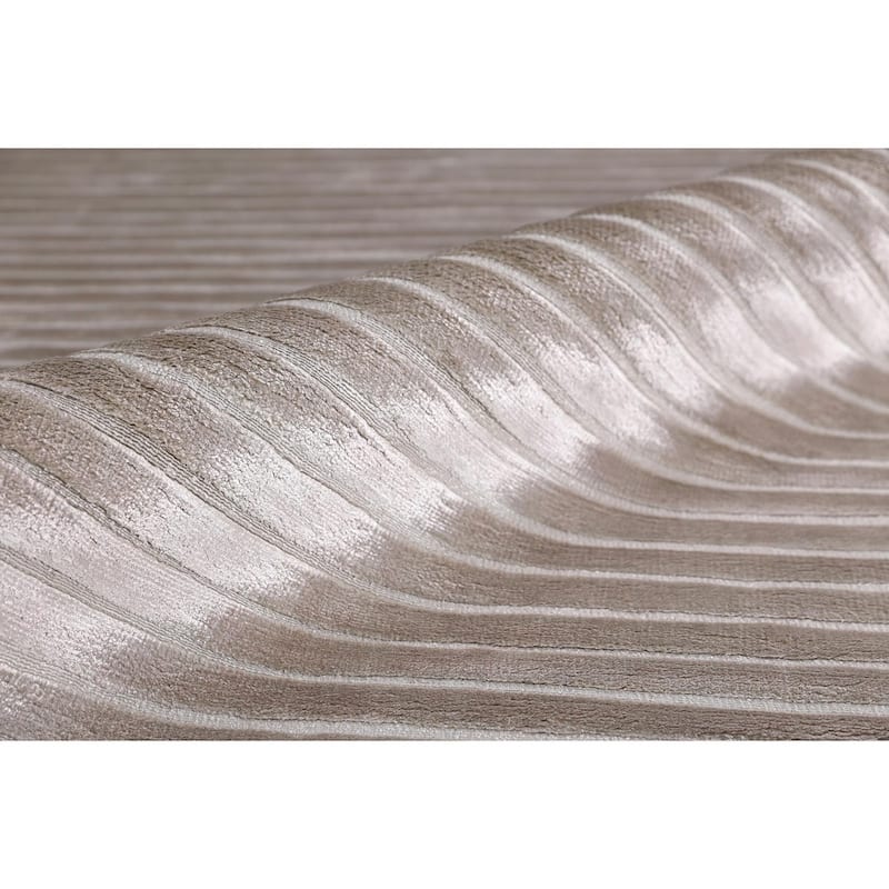 Exquisite Rugs High Low Light Silver Viscose Rug (8' x 10'). - 8' x 10'