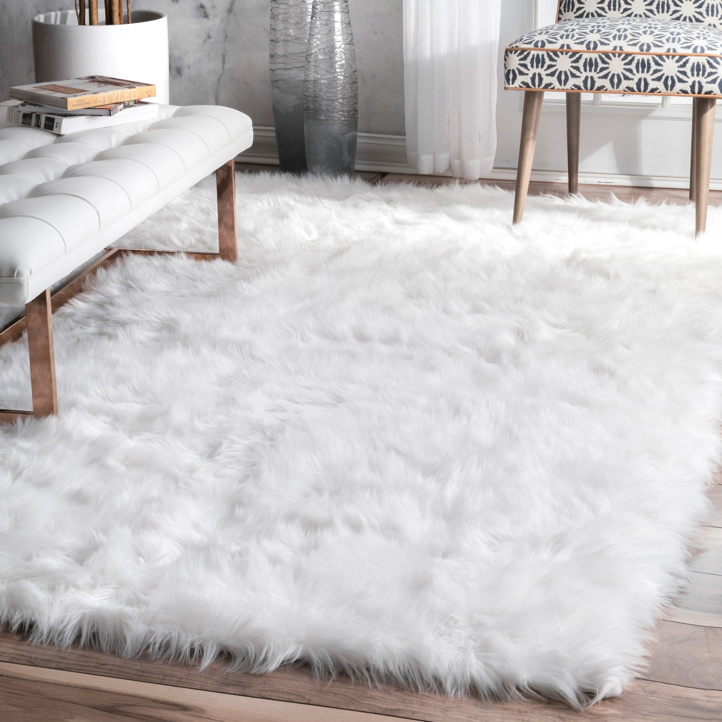 white fluffy rug