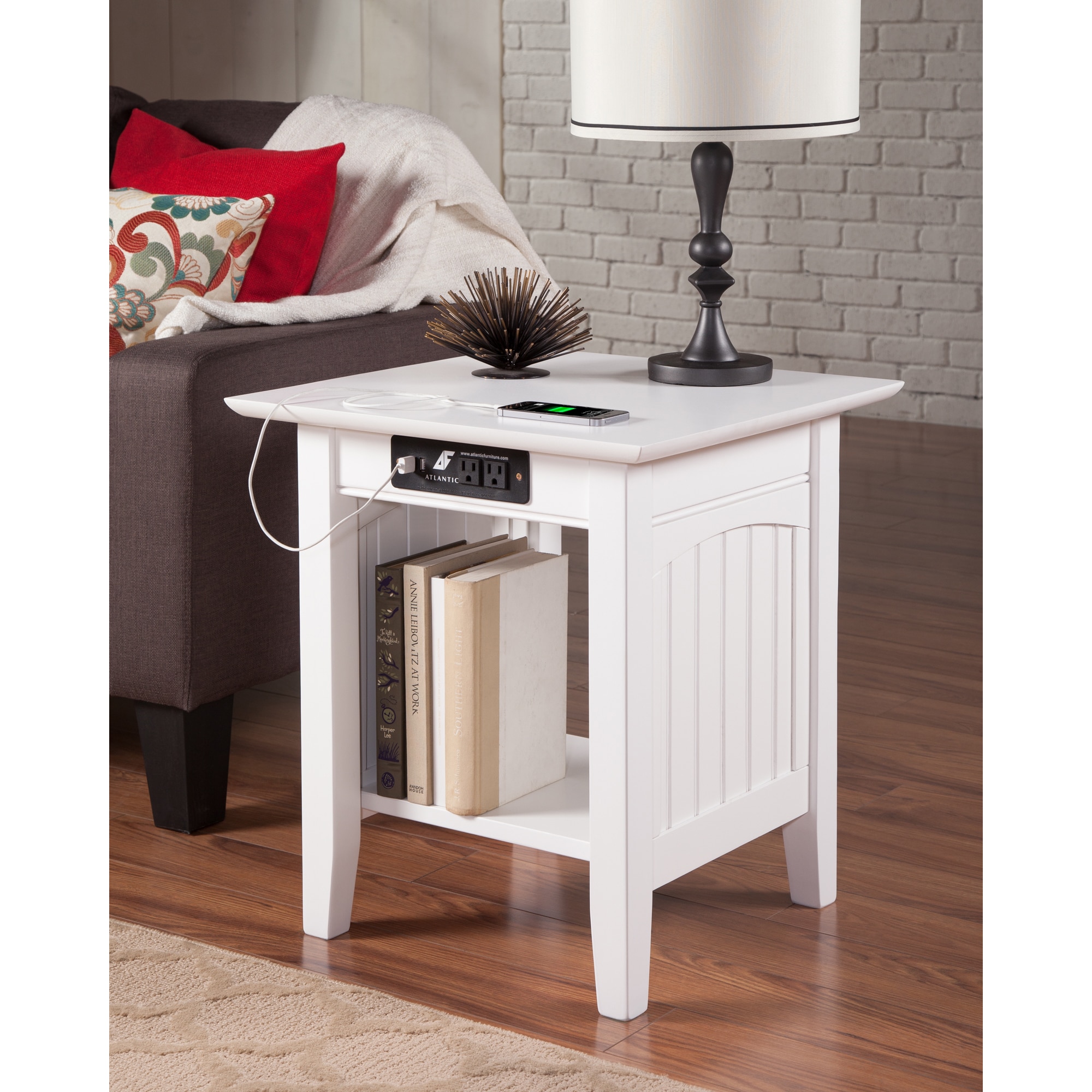 Nantucket End Table With Charging Station In White Wood