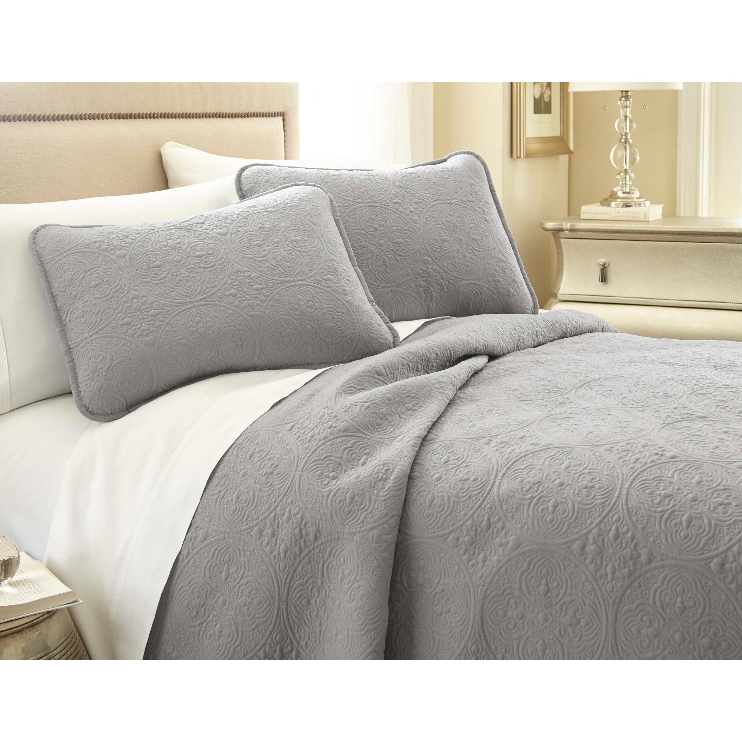 Vilano Premium Ultra-Soft Medallion 3-piece Quilt and Sham Set